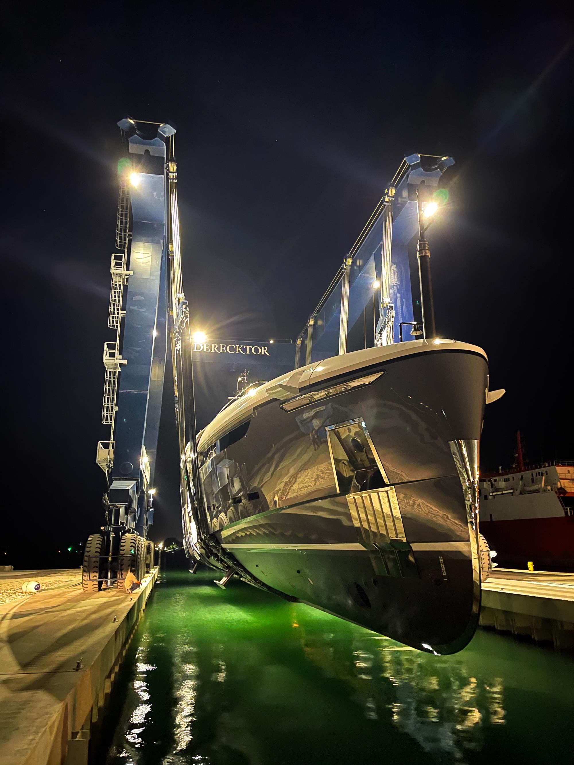 Mega yacht on large lift